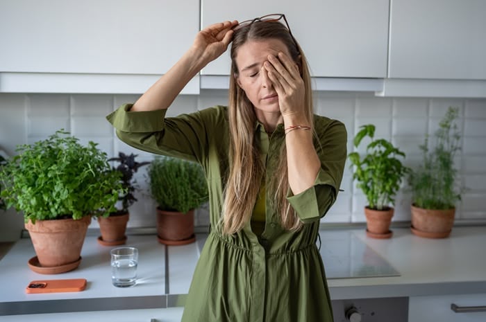 ¿Por qué me siento tan cansada? El peso emocional de la menopausia explicado
