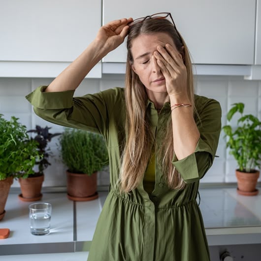 ¿Por qué me siento tan cansada? El peso emocional de la menopausia explicado